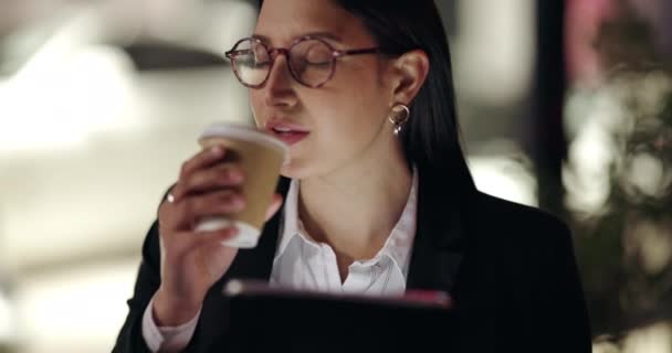 Zaměstnanec Noc Žena Tabletem Úsměv Nebo Spojení Line Čtení Informace — Stock video