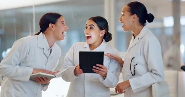Videnskabsmand High Five Forskning Succes Tablet Til Teamwork Medicinske Mål – Stock-video