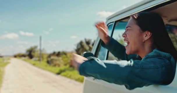 女人叫喊 公路旅行和车窗旅行 自由和疯狂的假日在农村开车 女性和兴奋的旅行和冒险与一个微笑与汽车交通 — 图库视频影像
