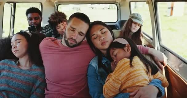 Samochód Śpiąca Grupa Ludzie Podróżują Karawanie Transporcie Suv Lub Wakacyjnej — Wideo stockowe