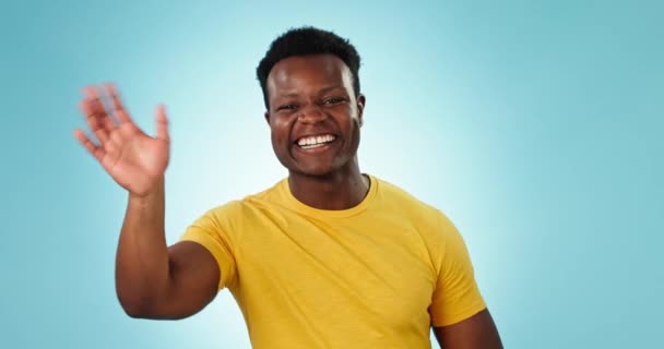 Stüdyodaki Siyah Adamın Sallaması Mavi Arka Planda Selamlama Hareketi Portre — Stok video