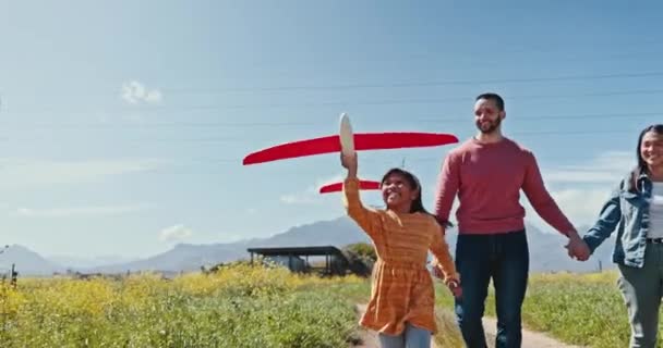 Dziewczyna Rodzice Odkryty Samolot Zabawki Zadowolony Gry Bieganie Letnia Wycieczka — Wideo stockowe