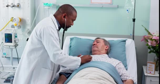 Älterer Mann Arzt Und Krankenhausbett Mit Patient Stethoskop Und Untersuchung — Stockvideo
