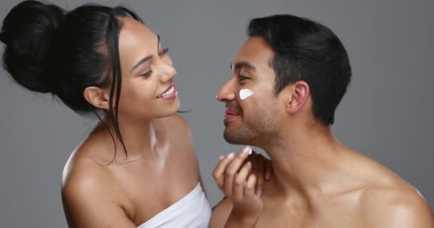 Paar Lächeln Und Liebe Zur Hautpflege Lotion Gesicht Und Porträt — Stockvideo