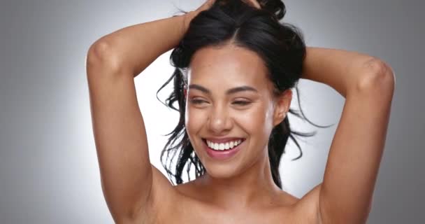 Счастливая Женщина Лицо Волосы Естественной Красоте Косметике Шкуре Фоне Студии — стоковое видео