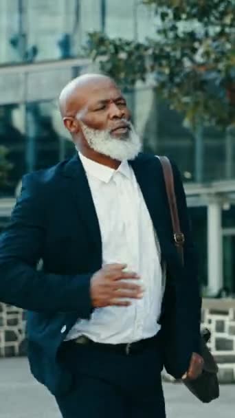 Şehir Olgun Siyahi Adam Koşuyor Stresli Randevuya Geç Kalıyor Kurumsal — Stok video