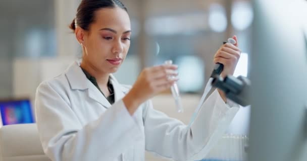 Wetenschap Onderzoek Vrolijke Vrouw Met Pipet Microscoop Biotechnologische Oplossing Laboratorium — Stockvideo