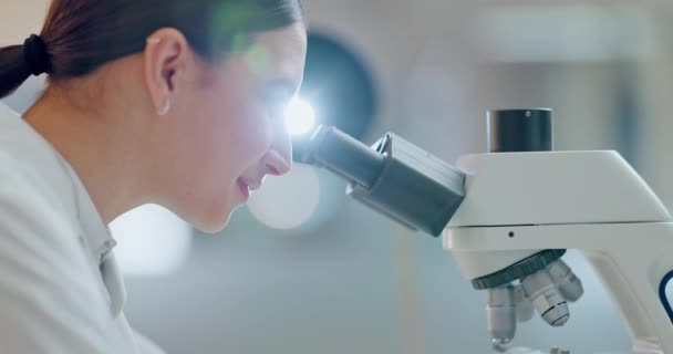 Wissenschaft Forschung Und Frau Mit Mikroskop Lächeln Und Biotechnologischen Daten — Stockvideo