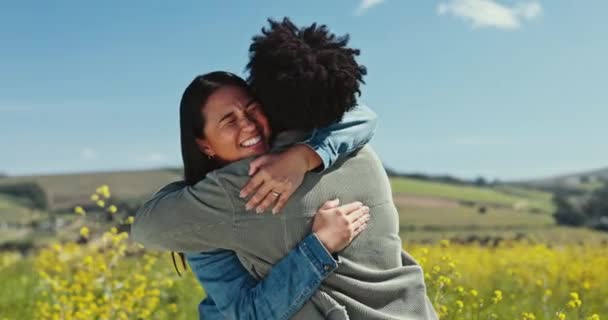 Pasangan Lesbian Bahagia Dan Perempuan Berpelukan Lapangan Untuk Perawatan Cinta — Stok Video