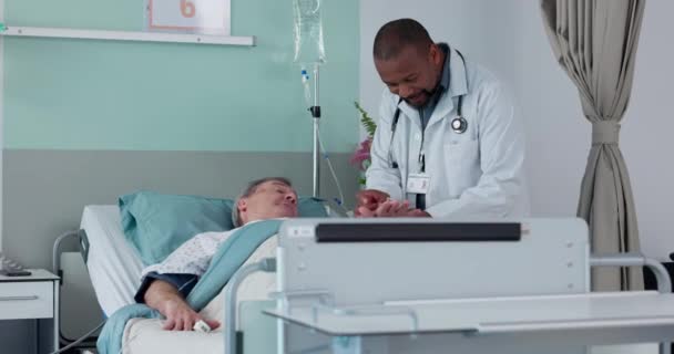 Bilan Hospitalier Malade Homme Noir Avec Patient Pour Examen Après — Video