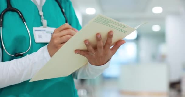 Pielęgniarka Pisanie Ręce Folderze Szpitalu Lub Dokument Ubezpieczenia Opieki Zdrowotnej — Wideo stockowe