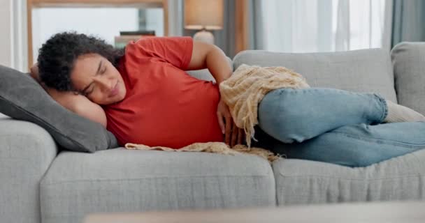 Dor Estômago Estresse Mulher Sofá Com Pms Endometriose Saúde Intestinal — Vídeo de Stock