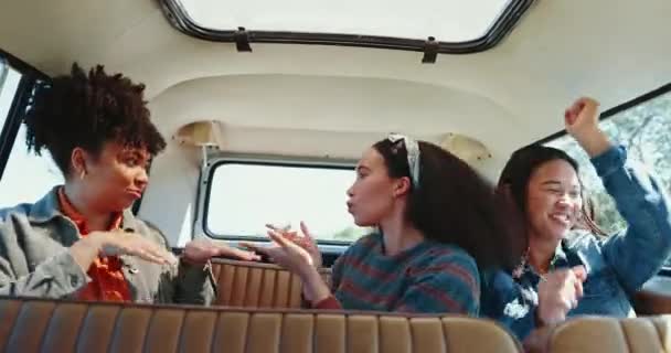 Road Trip Musik Och Kvinnor Vänner Van Dans Glad Eller — Stockvideo