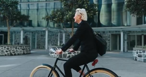 Kadını Mutlu Işe Bisikletle Sağlık Sağlıkla Gidiyor Olgun Kişi Gülümse — Stok video