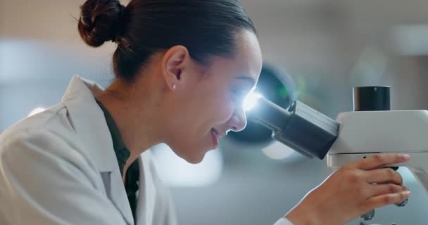 Laboratorie Forskning Lykkelig Kvinne Med Mikroskop Fremtidig Teknologi Bioteknologiske Data – stockvideo