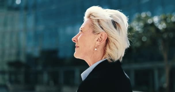 Обличчя Вітер Ділова Жінка Місті Свободу Подорожі Або Натхнення Ранок — стокове відео