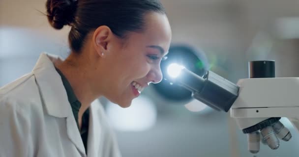 Vetenskap Resultat Och Lycklig Kvinna Med Mikroskop Framtida Teknik Och — Stockvideo