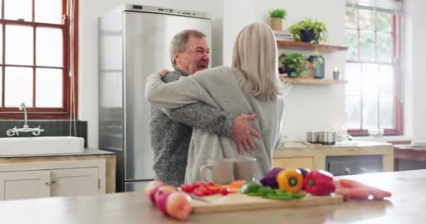 Kuchnia Szczęśliwa Para Seniorów Partnera Tańca Zabawy Podekscytowany Uśmiech Domowy — Wideo stockowe