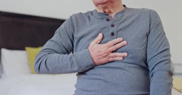 成熟した 男性と手は 閉じ込められた病院の健康 治療のための寝室で胸の痛みを伴います 高齢者 心臓発作 または心臓病の緊急のための保険 — ストック動画