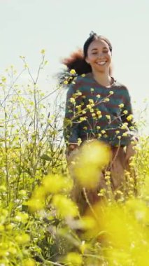 Mutlu kadın, çiçek ve tarla koşusu macera, seyahat ve yaz aylarında çimlerin üzerinde. Tatil, yürüyüş ve tatilde özgürlük gülümseme ve doğa ile gülümseme ve gezide güneş ışığı.