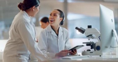 Takım çalışması, bilim adamı ya da doktorlar başarı, tıp alanında ilerleme ya da laboratuvarda ortaklık için beşlik çakar. Bilim, işbirliği veya mutlu kadınlar tıbbi desteği, hedef hedefi veya DNA haberlerini gülümseyerek kutluyor.