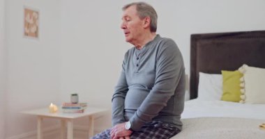 Üst düzey bir adam, yatak odasında emekliliği düşünüyor ve strese sokuyor. Sağlık için endişe ediyor. Üzgün yaşlı insan, evde kederden bunalımda ve yalnız, yaşlı ve acı içinde emekli ve yas tutan ya da kötü haber.