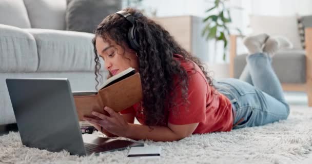 Frau Notizen Schreiben Und Laptop Für Die Häusliche Erziehung Learning — Stockvideo
