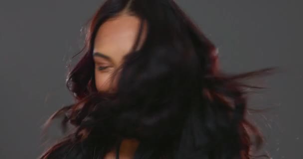 Kadın Saç Stili Dalgalı Rüzgar Gülümseme Saç Bakımı Yüz Güzellik — Stok video