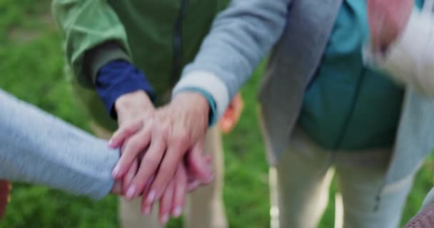Літні Люди Руки Разом Командна Робота Громади Довіра Або Підтримка — стокове відео