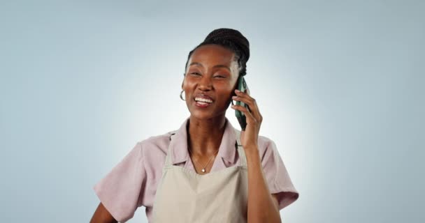 小企业或黑人妇女的脸在工作室的蓝色背景下进行沟通 咖啡馆 微笑或非洲女服务员在谈话中或谈论新闻 反馈或网络 — 图库视频影像