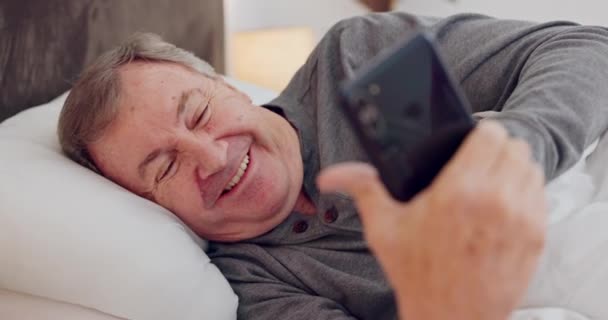Älterer Mann Schlafzimmer Und Glücklich Mit Telefon Blättern Sie Den — Stockvideo
