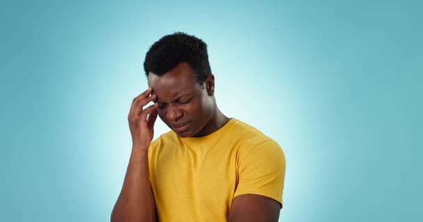 Estrés Ansiedad Hombre Negro Con Dolor Cabeza Estudio Enojado Con — Vídeos de Stock