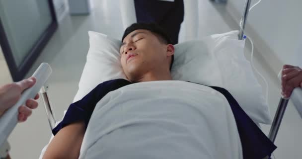 Азиатский Мужчина Пациент Постельное Белье Больнице Хирургии Неотложной Медицинской Проблемы — стоковое видео