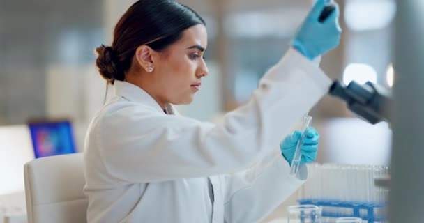 Ciencia Investigación Mujer Con Pipeta Microscopio Solución Biotecnológica Laboratorio Innovación — Vídeo de stock