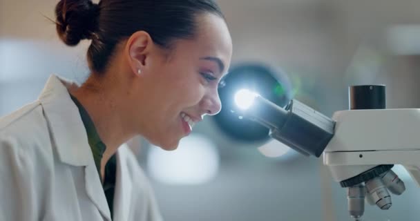 研究室で顕微鏡 バイオテクノロジーのデータを有する科学 幸せな女性 医療イノベーション 科学者 ラボ技術者 医薬品の未来に関する研究 — ストック動画