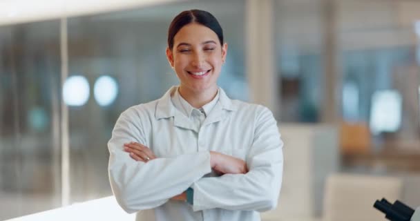 Kobieta Laboratorium Skrzyżowane Ramiona Naukowiec Szczęśliwy Dla Zaufania Kliniki Innowacje — Wideo stockowe