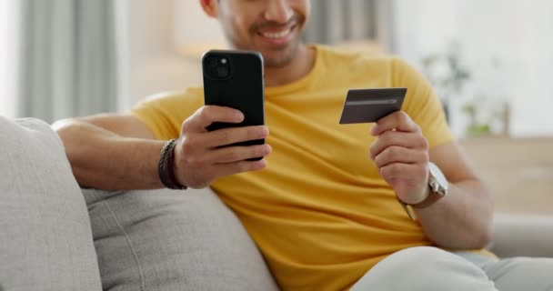 Tangan Kartu Kredit Dan Telepon Sofa Untuk Belanja Online Pembayaran — Stok Video