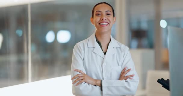 Laborantin Arme Verschränkt Und Wissenschaftler Lächeln Für Berufserfahrung Medizinische Forschung — Stockvideo