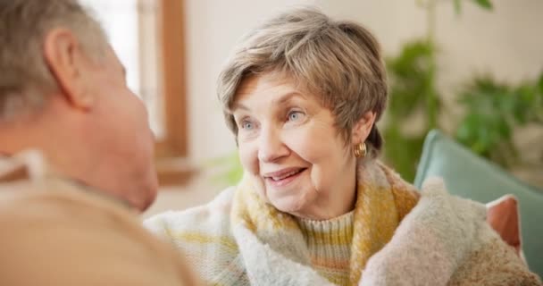 Amor Jubilación Pareja Ancianos Besándose Sofá Sala Estar Casa Juntos — Vídeos de Stock