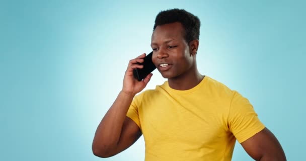 Hombre Comunicación Sonrisa Para Llamada Telefónica Estudio Por Fondo Azul — Vídeo de stock