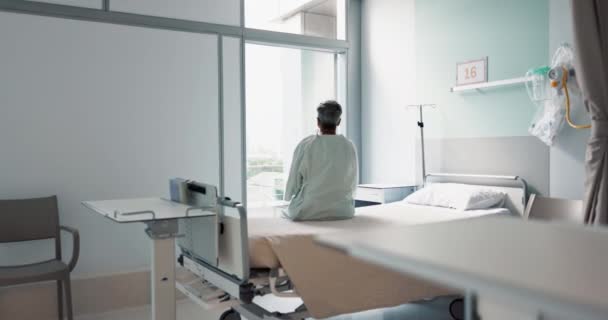 バック ヘルスケア そして病院のベッドの女性は 回復中の窓辺で または訪問を待っています 治療のための医療クリニックにおける医学の未来を考える患者 — ストック動画