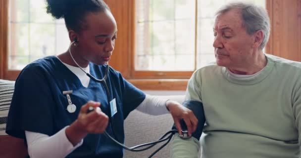 Médecin Femme Tension Artérielle Patient Maison Pour Des Raisons Médicales — Video