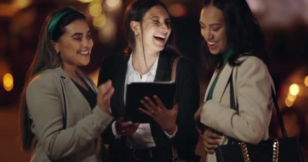 Nuit Femmes Tablette Avec Travail Équipe Ville Collaboration Avec Connexion — Video