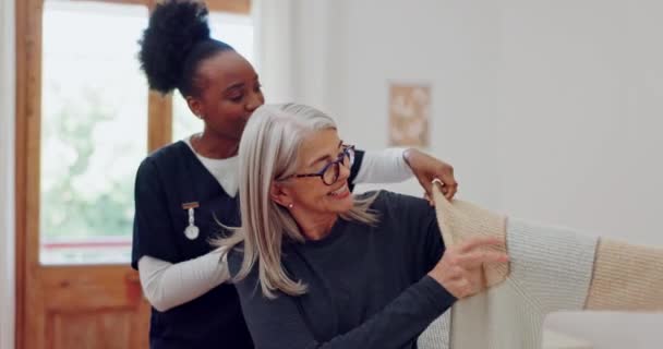 Perawat Wanita Senior Dan Membantu Dengan Berpakaian Rumah Mendukung Atau — Stok Video
