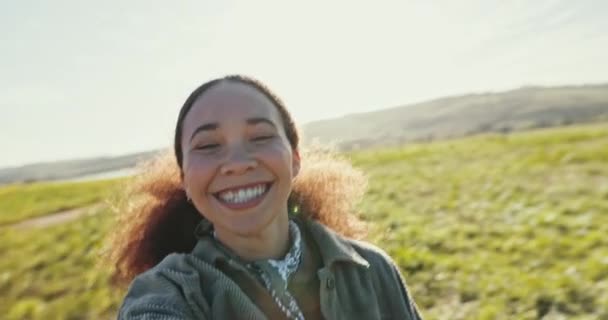 Sonríe Vlogging Cara Mujer Naturaleza Aventura Con Una Caravana Viaje — Vídeos de Stock