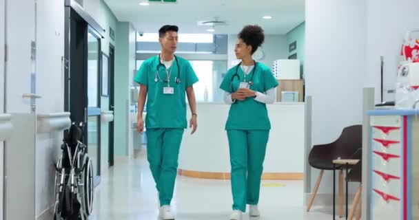 Ziekenhuis Verpleegster Mensen Gang Lopen Praten Discussiëren Voor Advies Zorg — Stockvideo
