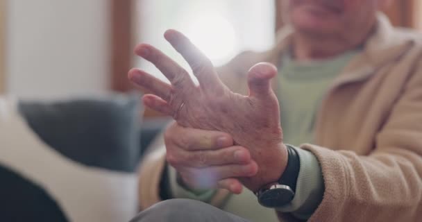 Primo Piano Mani Uomo Anziano Con Dolore Polso Lesioni Infiammazione — Video Stock