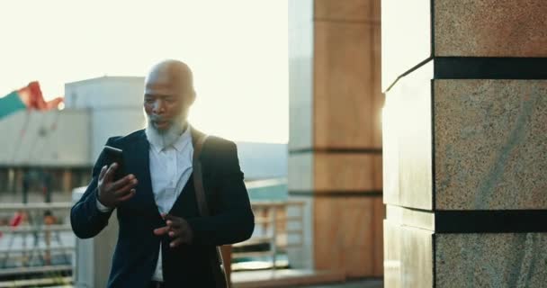 Телефон Святкування Чорношкірий Чоловік Місті Бізнесу Переможець Або Бонус Просування — стокове відео