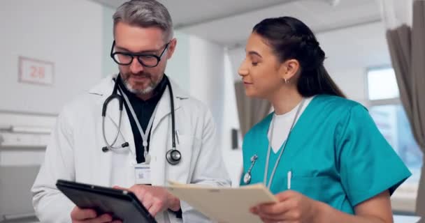 Médico Enfermero Tableta Con Documentos Hospitalarios Para Gestión Sanitaria Formación — Vídeo de stock