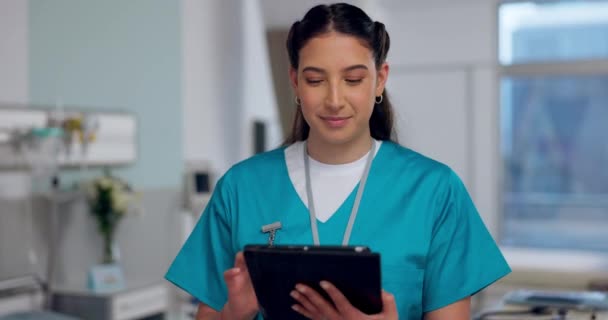Dokter Vrouw Tablet Voor Ziekenhuiszorg Zorggrafieken Klinische Informatie Met Gelukkige — Stockvideo